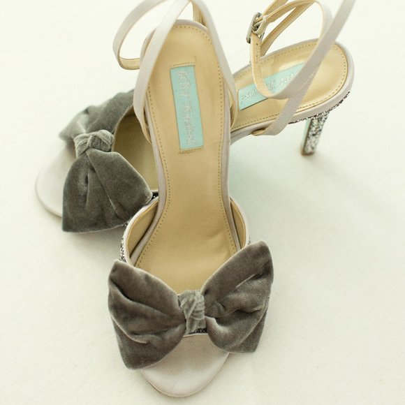 Jilly: Betsy Johnson Glitter & Bowed Heels, Silver Grey - Picture 3 of 14